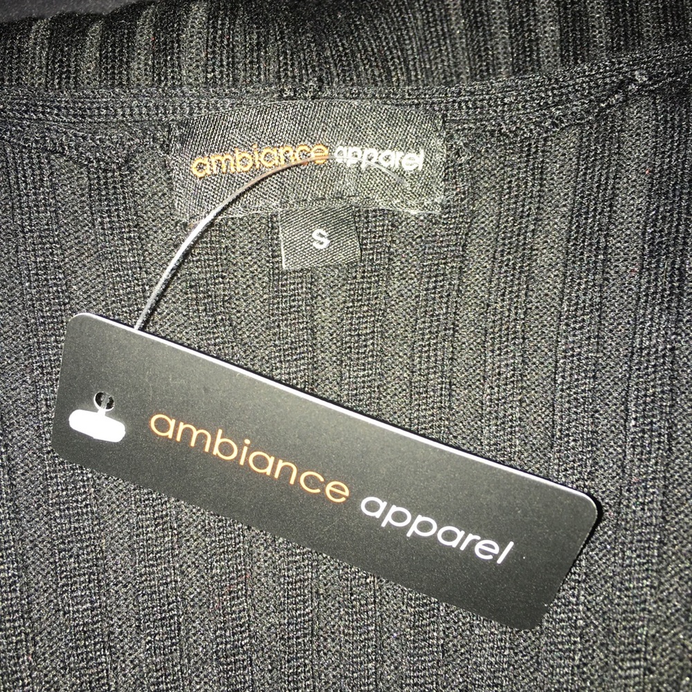 NWT Ribbed V-neck Top - Picture 4 of 4